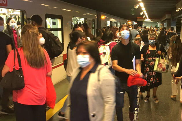 Santiago 27 January 2021 Crowds in Santiagos Metro during rush hour during coronavirus pandemic Marcelo Hernandez Aton Chile, Santiago Chile Aton 483696  Copyright: MARCELOxHERNANDEZ ATONxCHILE