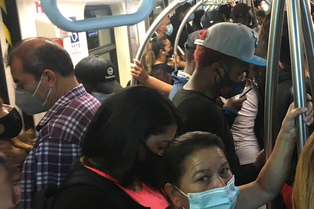 Santiago 27 January 2021 Crowds in Santiagos Metro during rush hour during coronavirus pandemic Marcelo Hernandez Aton Chile, Santiago Chile Aton 483704  Copyright: MARCELOxHERNANDEZ ATONxCHILE