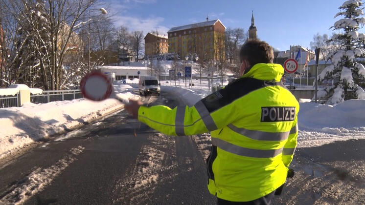 210127 Grenze. Die Polizei und Bundespolizei intensivieren ihre Grenzkontrollen zu Risikogebieten. So wurden am Mittwochnachmittag mit mehreren Beamten der Grenzverkehr von Weipert nach Bärenstein intensiv überwacht. Mit dem Fernglas schaute man von der deutschen Seite zu den tschechischen Märkten, ob Bundesbürger Zigaretten oder ähnliche Dinge einkaufen. Dies ist derzeit verboten. Kontrolliert wurde auch Paketzusteller, tschechische Autofahrer. Auch Personen wurden direkt an der Grenze kontrolliert. Überprüft wurden die triftigen Gründe, aber auch die Arbeitgeberbescheinigungen sowie die Coronatestergebnisse. Tschechien zählt mittlerweile zum Coronahochrisikogebiet. Abgesehen von Pendler und Personen mit beruflichen, sowie ärztlichen Gründ