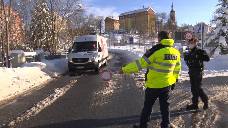 210127 Grenze. Die Polizei und Bundespolizei intensivieren ihre Grenzkontrollen zu Risikogebieten. So wurden am Mittwochnachmittag mit mehreren Beamten der Grenzverkehr von Weipert nach Bärenstein intensiv überwacht. Mit dem Fernglas schaute man von der deutschen Seite zu den tschechischen Märkten, ob Bundesbürger Zigaretten oder ähnliche Dinge einkaufen. Dies ist derzeit verboten. Kontrolliert wurde auch Paketzusteller, tschechische Autofahrer. Auch Personen wurden direkt an der Grenze kontrolliert. Überprüft wurden die triftigen Gründe, aber auch die Arbeitgeberbescheinigungen sowie die Coronatestergebnisse. Tschechien zählt mittlerweile zum Coronahochrisikogebiet. Abgesehen von Pendler und Personen mit beruflichen, sowie ärztlichen Gründ