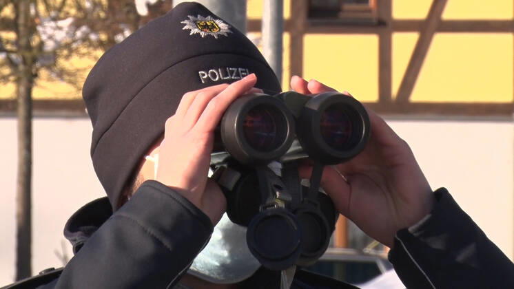 210127 Grenze. Die Polizei und Bundespolizei intensivieren ihre Grenzkontrollen zu Risikogebieten. So wurden am Mittwochnachmittag mit mehreren Beamten der Grenzverkehr von Weipert nach Bärenstein intensiv überwacht. Mit dem Fernglas schaute man von der deutschen Seite zu den tschechischen Märkten, ob Bundesbürger Zigaretten oder ähnliche Dinge einkaufen. Dies ist derzeit verboten. Kontrolliert wurde auch Paketzusteller, tschechische Autofahrer. Auch Personen wurden direkt an der Grenze kontrolliert. Überprüft wurden die triftigen Gründe, aber auch die Arbeitgeberbescheinigungen sowie die Coronatestergebnisse. Tschechien zählt mittlerweile zum Coronahochrisikogebiet. Abgesehen von Pendler und Personen mit beruflichen, sowie ärztlichen Gründ