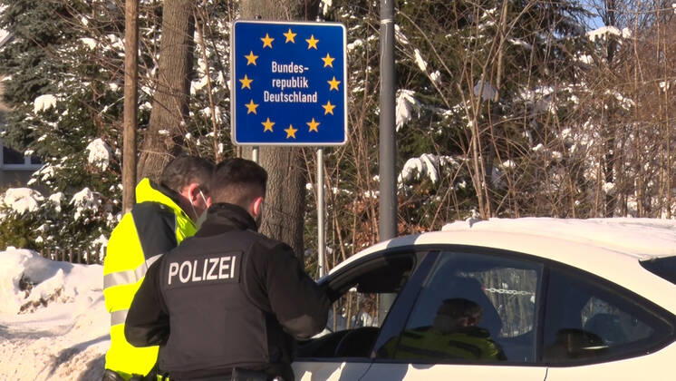 210127 Grenze. Die Polizei und Bundespolizei intensivieren ihre Grenzkontrollen zu Risikogebieten. So wurden am Mittwochnachmittag mit mehreren Beamten der Grenzverkehr von Weipert nach Bärenstein intensiv überwacht. Mit dem Fernglas schaute man von der deutschen Seite zu den tschechischen Märkten, ob Bundesbürger Zigaretten oder ähnliche Dinge einkaufen. Dies ist derzeit verboten. Kontrolliert wurde auch Paketzusteller, tschechische Autofahrer. Auch Personen wurden direkt an der Grenze kontrolliert. Überprüft wurden die triftigen Gründe, aber auch die Arbeitgeberbescheinigungen sowie die Coronatestergebnisse. Tschechien zählt mittlerweile zum Coronahochrisikogebiet. Abgesehen von Pendler und Personen mit beruflichen, sowie ärztlichen Gründ