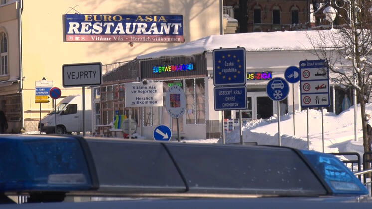 210127 Grenze. Die Polizei und Bundespolizei intensivieren ihre Grenzkontrollen zu Risikogebieten. So wurden am Mittwochnachmittag mit mehreren Beamten der Grenzverkehr von Weipert nach Bärenstein intensiv überwacht. Mit dem Fernglas schaute man von der deutschen Seite zu den tschechischen Märkten, ob Bundesbürger Zigaretten oder ähnliche Dinge einkaufen. Dies ist derzeit verboten. Kontrolliert wurde auch Paketzusteller, tschechische Autofahrer. Auch Personen wurden direkt an der Grenze kontrolliert. Überprüft wurden die triftigen Gründe, aber auch die Arbeitgeberbescheinigungen sowie die Coronatestergebnisse. Tschechien zählt mittlerweile zum Coronahochrisikogebiet. Abgesehen von Pendler und Personen mit beruflichen, sowie ärztlichen Gründ