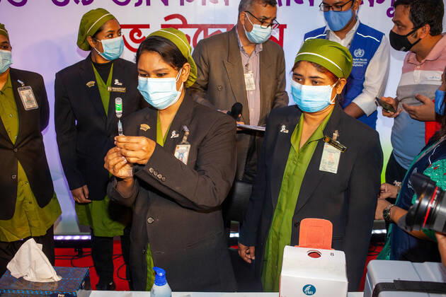 Coronavirus in Bangladesch, Impfungen in Dhaka January 27, 2021, Dhaka, Bangladesh: A health worker wearing a facemask holds a syringe of covid-19 vaccine and Covid19 vaccine vial against Covid19 (coronavirus) during the 1st day of its launch at the Kurmitola General Hospital at Dhaka..Around 400-500 people will get the first vaccine shots on Jan 27-28 with priority given to frontline health workers. The nationwide vaccination will begin on February 8, 2021. Dhaka Bangladesh - ZUMAs197 20210127_zaa_s197_027 Copyright: xNayanxKarx