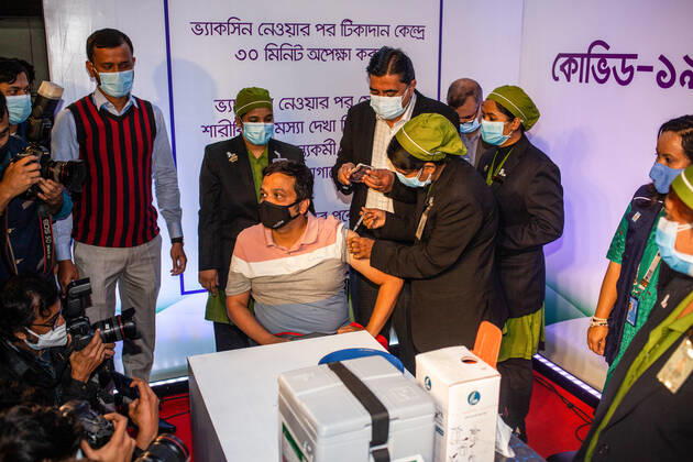 Coronavirus in Bangladesch, Impfungen in Dhaka January 27, 2021, Dhaka, Bangladesh: A health worker wearing a facemask administers Oxford-AstraZeneca vaccine dose to a doctor during the 1st day of its launch at the Kurmitola General Hospital at Dhaka..Around 400-500 people will get the first vaccine shots on Jan 27-28. The nationwide vaccination will begin on February 8, 2021. Dhaka Bangladesh - ZUMAs197 20210127_zaa_s197_028 Copyright: xNayanxKarx