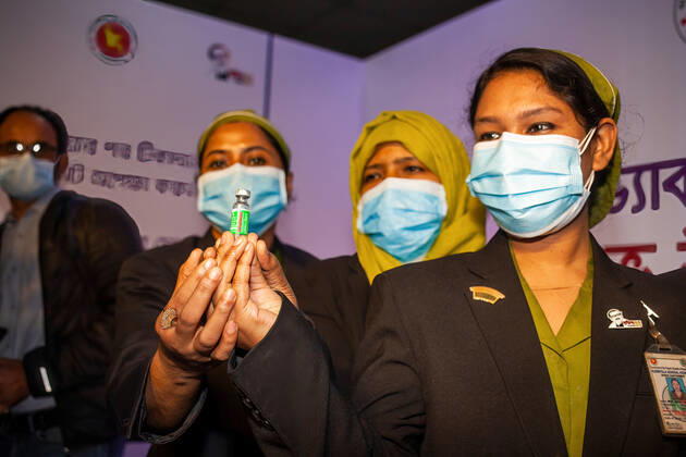 Coronavirus in Bangladesch, Impfungen in Dhaka January 27, 2021, Dhaka, Bangladesh: A health worker wearing a facemask holds a vial of Oxford-AstraZeneca vaccine against Covid19 (coronavirus) during the 1st day of its launch at the Kurmitola General Hospital at Dhaka..Around 400-500 people will get the first vaccine shots on Jan 27-28 with priority given to frontline health workers. The nationwide vaccination will begin on February 8, 2021. Dhaka Bangladesh - ZUMAs197 20210127_zaa_s197_029 Copyright: xNayanxKarx
