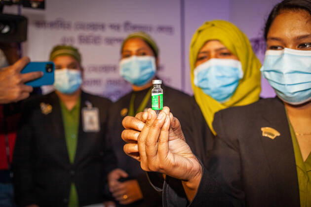 Coronavirus in Bangladesch, Impfungen in Dhaka January 27, 2021, Dhaka, Bangladesh: A health worker wearing a facemask holds a vial of Oxford-AstraZeneca vaccine against Covid19 (coronavirus) during the 1st day of its launch at the Kurmitola General Hospital at Dhaka..Around 400-500 people will get the first vaccine shots on Jan 27-28 with priority given to frontline health workers. The nationwide vaccination will begin on February 8, 2021. Dhaka Bangladesh - ZUMAs197 20210127_zaa_s197_030 Copyright: xNayanxKarx