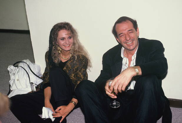Saengerin Nicole und Komponist Ralph Siegel sitzen am 13.08.1989 auf dem Boden bei der goldenen Note