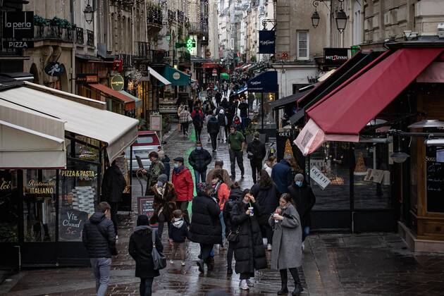 Paris, France le 27 janvier 2021 - Ambiance dans la rue Montorgueil avant un couvre feu national, de 18 heures a 6 heures du matin, en raison des restrictions contre la propagation du coronavirus (COVID-19). Atmosphere in the rue Montorgueil before a nationwide curfew, from 6 p.m. to 6 a.m., due to restrictions against the spread of the coronavirus disease (COVID-19), in Paris, France on January 27, 2021.  Copyright: xAurelienxMorissardx
