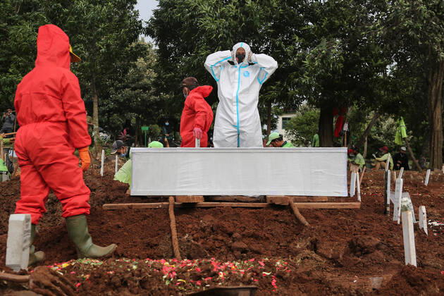 Coronavirus in Indonesien, Beisetzung von Todesopfern January 27, 2021, Jakarta, Indonesia: (EDITORS NOTE: Image depicts death).Undertakers wearing protective suits as a precaution lower the coffin of a covid-19 victim for burial at Bambu Apus public cemetery..The DKI Jakarta Provincial Government has opened a burial ground for the bodies of COVID-19 at the Bambu Apus Public Cemetery. Currently, Indonesia has reported more cases of the virus than any other countries in Southeast Asia, with a total of 1,024,298 positive cases of COVID-19. Jakarta Indonesia - ZUMAs197 20210127_zaa_s197_056 Copyright: xAslamxIqbalx