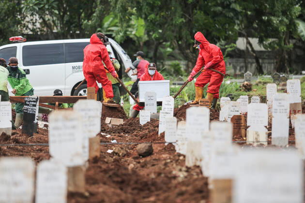Coronavirus in Indonesien, Beisetzung von Todesopfern January 27, 2021, Jakarta, Indonesia: (EDITORS NOTE: Image depicts death).Undertakers wearing protective suits as a precaution lower the coffin of a covid-19 victim for burial at Bambu Apus public cemetery..The DKI Jakarta Provincial Government has opened a burial ground for the bodies of COVID-19 at the Bambu Apus Public Cemetery. Currently, Indonesia has reported more cases of the virus than any other countries in Southeast Asia, with a total of 1,024,298 positive cases of COVID-19. Jakarta Indonesia - ZUMAs197 20210127_zaa_s197_057 Copyright: xAslamxIqbalx