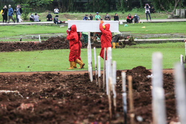 Coronavirus in Indonesien, Beisetzung von Todesopfern January 27, 2021, Jakarta, Indonesia: (EDITORS NOTE: Image depicts death).Undertakers wearing protective suits as a precaution carry the body of a covid-19 victim for burial at Bambu Apus public cemetery..The DKI Jakarta Provincial Government has opened a burial ground for the bodies of COVID-19 at the Bambu Apus Public Cemetery. Currently, Indonesia has reported more cases of the virus than any other countries in Southeast Asia, with a total of 1,024,298 positive cases of COVID-19. Jakarta Indonesia - ZUMAs197 20210127_zaa_s197_058 Copyright: xAslamxIqbalx