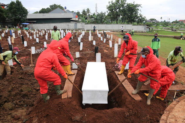 Coronavirus in Indonesien, Beisetzung von Todesopfern January 27, 2021, Jakarta, Indonesia: (EDITORS NOTE: Image depicts death).Undertakers wearing protective suits as a precaution lower the coffin of a covid-19 victim for burial at Bambu Apus public cemetery..The DKI Jakarta Provincial Government has opened a burial ground for the bodies of COVID-19 at the Bambu Apus Public Cemetery. Currently, Indonesia has reported more cases of the virus than any other countries in Southeast Asia, with a total of 1,024,298 positive cases of COVID-19. Jakarta Indonesia - ZUMAs197 20210127_zaa_s197_059 Copyright: xAslamxIqbalx
