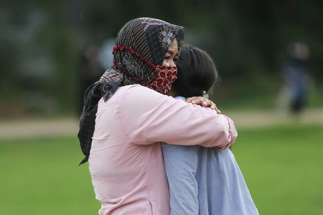 Coronavirus in Indonesien, Beisetzung von Todesopfern January 27, 2021, Jakarta, Indonesia: A family wearing face masks mourns as they watch the burial of a relative at Bambu Apus public cemetery..The DKI Jakarta Provincial Government has opened a burial ground for the bodies of COVID-19 at the Bambu Apus Public Cemetery. Currently, Indonesia has reported more cases of the virus than any other countries in Southeast Asia, with a total of 1,024,298 positive cases of COVID-19. Jakarta Indonesia - ZUMAs197 20210127_zaa_s197_061 Copyright: xAslamxIqbalx