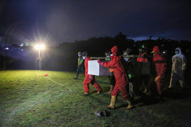 Coronavirus in Indonesien, Beisetzung von Todesopfern January 27, 2021, Jakarta, Indonesia: (EDITORS NOTE: Image depicts death).Undertakers wearing protective suits as a precaution carry the body of a covid-19 victim for burial at Bambu Apus public cemetery..The DKI Jakarta Provincial Government has opened a burial ground for the bodies of COVID-19 at the Bambu Apus Public Cemetery. Currently, Indonesia has reported more cases of the virus than any other countries in Southeast Asia, with a total of 1,024,298 positive cases of COVID-19. Jakarta Indonesia - ZUMAs197 20210127_zaa_s197_062 Copyright: xAslamxIqbalx