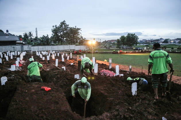 Coronavirus in Indonesien, Beisetzung von Todesopfern January 27, 2021, Jakarta, Indonesia: Grave diggers are seen working on a grave at Bambu Apus public cemetery, reserved for suspected COVID-19 victims..The DKI Jakarta Provincial Government has opened a burial ground for the bodies of COVID-19 at the Bambu Apus Public Cemetery. Currently, Indonesia has reported more cases of the virus than any other countries in Southeast Asia, with a total of 1,024,298 positive cases of COVID-19. Jakarta Indonesia - ZUMAs197 20210127_zaa_s197_063 Copyright: xAslamxIqbalx