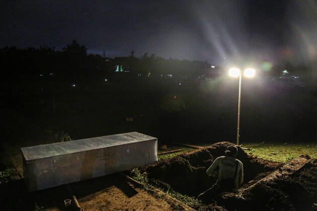 Coronavirus in Indonesien, Beisetzung von Todesopfern January 27, 2021, Jakarta, Indonesia: (EDITORS NOTE: Image depicts death).Grave diggers conduct a burial of a covid-19 victim at Bambu Apus public cemetery..The DKI Jakarta Provincial Government has opened a burial ground for the bodies of COVID-19 at the Bambu Apus Public Cemetery. Currently, Indonesia has reported more cases of the virus than any other countries in Southeast Asia, with a total of 1,024,298 positive cases of COVID-19. Jakarta Indonesia - ZUMAs197 20210127_zaa_s197_064 Copyright: xAslamxIqbalx