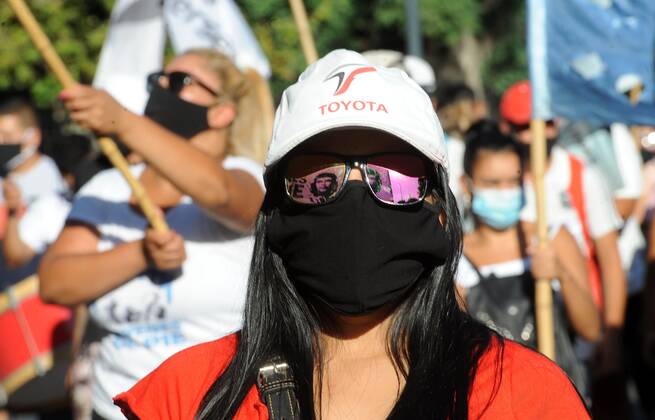 Militants of the Barrios de Pie group protest against the health strategy, as they march today to the house in the province of Formosa in Buenos Aires, Argentina 27 January 2021. The health strategy of the Argentine province of Formosa to force people with mild or nonexistent symptoms of covid-19 to remain in isolation centers has generated a strong political controversy in the country, with citizen protests, accusations of human rights violations and warnings from Amnesty International. Anticovid measures of Argentine province, in the crosshairs due to the situation of human rights !ACHTUNG: NUR REDAKTIONELLE NUTZUNG!  Copyright: xEnriquexGarciaxMedinax AME1770 20210128-637473912667685675