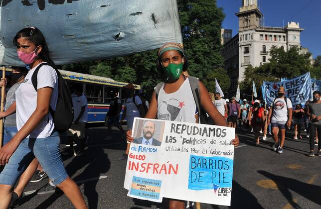 Militants of the Barrios de Pie group protest against the health strategy, as they march today to the house in the province of Formosa in Buenos Aires, Argentina 27 January 2021. The health strategy of the Argentine province of Formosa to force people with mild or nonexistent symptoms of covid-19 to remain in isolation centers has generated a strong political controversy in the country, with citizen protests, accusations of human rights violations and warnings from Amnesty International. Anticovid measures of Argentine province, in the crosshairs due to the situation of human rights !ACHTUNG: NUR REDAKTIONELLE NUTZUNG!  Copyright: xEnriquexGarciaxMedinax AME1765 20210128-637473913323783630