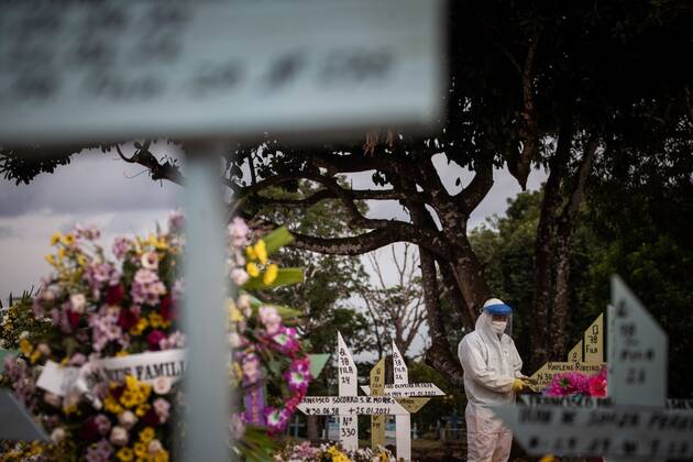 A worker places crosses on the tombs of people who died from covid-19, in the Nossa Senhora Aparecida public cemetery in Manaus, Amazonas, Brazil, 27 January 2021. Manaus is the greatest reflection of the chaotic management of the pandemic in Brazil, where the virus already leaves 7,560 deaths and 257,600 infections. In the Amazonian capital, hospitals are increasingly collapsed. Only Manaus has beds available in the Intensive Care Unit (ICU), so more than 270 patients have already been transferred to other states of the country. EFE RAPHAEL ALVES The second wave of the pandemic hits hard in Manaus !ACHTUNG: NUR REDAKTIONELLE NUTZUNG!  Copyright: xRAPHAELxALVESx AME1787 20210128-637473924600211889
