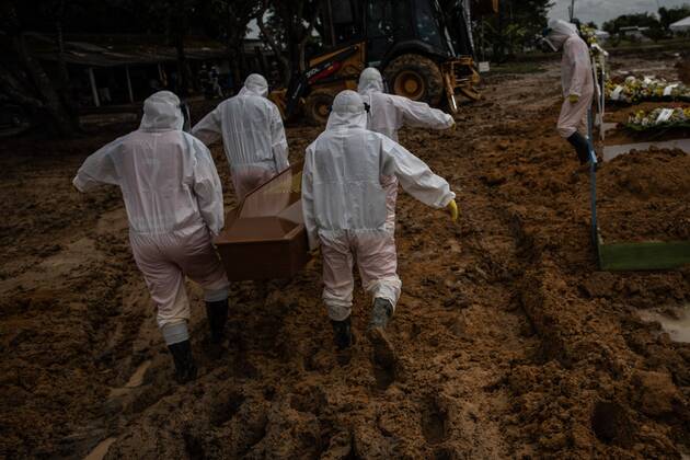 Workers bury people who died from covid-19, in the Nossa Senhora Aparecida public cemetery in Manaus, Amazonas, Brazil, 27 January 2021. Manaus is the greatest reflection of the chaotic management of the pandemic in Brazil, where the virus already leaves 7,560 deaths and 257,600 infections. In the Amazonian capital, hospitals are increasingly collapsed. Only Manaus has beds available in the Intensive Care Unit (ICU), so more than 270 patients have already been transferred to other states of the country. EFE RAPHAEL ALVES The second wave of the pandemic hits hard in Manaus !ACHTUNG: NUR REDAKTIONELLE NUTZUNG!  Copyright: xRAPHAELxALVESx AME1774 20210128-637473925216310237