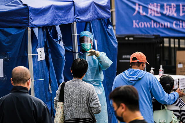 Coronavirus in China, Testzentrum in Hongkong January 28, 2021, Hong Kong, China: Government workers with PPE at temporary testing centre is seen as local residents wait in line for the Covid-19 test. Hong Kong China - ZUMAt141 20210128_zap_t141_003 Copyright: xKeithxTsujix