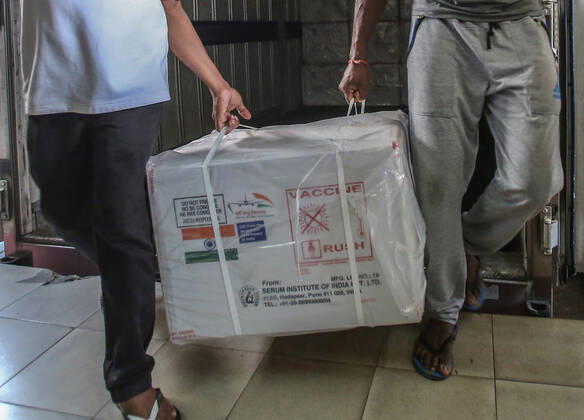 January 28, 2021, Colombo, Sri Lanka: Sri Lankan health services workers unload a consignment of Oxford-AstraZeneca vaccine donated by Indian government at a Central Vaccine Store in Colombo, Sri Lanka on January 28, 2021. Sri Lanka s president welcomed the first 500,000 doses of a COVID-19 vaccine from India, which has donated the shots to eight countries in the region. Colombo Sri Lanka - ZUMAd152 20210128_znp_d152_004 Copyright: xPradeepxDambaragex