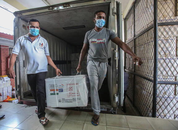 January 28, 2021, Colombo, Sri Lanka: Sri Lankan health services workers unload a consignment of Oxford-AstraZeneca vaccine donated by Indian government at a Central Vaccine Store in Colombo, Sri Lanka on January 28, 2021. Sri Lanka s president welcomed the first 500,000 doses of a COVID-19 vaccine from India, which has donated the shots to eight countries in the region. Colombo Sri Lanka - ZUMAd152 20210128_znp_d152_003 Copyright: xPradeepxDambaragex