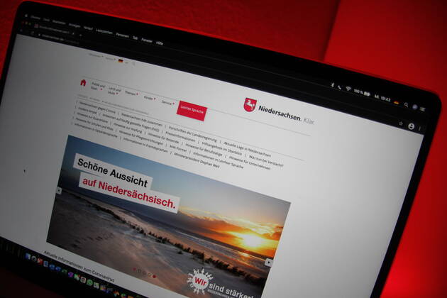 Impftermine für über 80 jährige in Niedersachsen jetzt auch Online möglich. Seit heute können Niedersachsen die das 80. Lebensjahr erreicht haben auch Impftermine Online beantragen. Niedersachsen, Hannover, Braunschweig, Wolfsburg, Göttingen, Salzgitter, Wolfenbüttel, Impfzentrum, Impfung, Corona, Covid19, Virusmutation, Impfstoffonline, Impfstoff, Bürger, Senioren, Pandemie, Niedersachsen Deutschland Copyright: xMartinxDziadekx