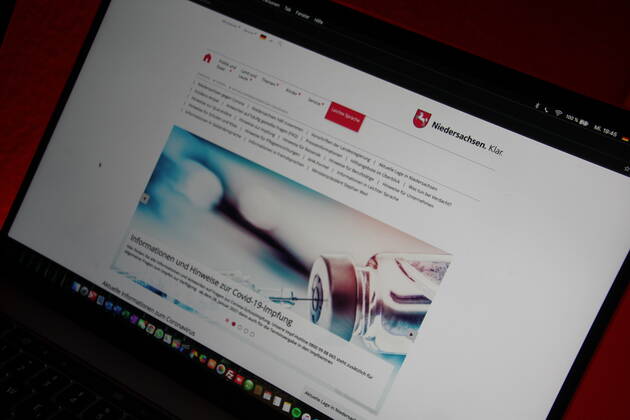 Impftermine für über 80 jährige in Niedersachsen jetzt auch Online möglich. Seit heute können Niedersachsen die das 80. Lebensjahr erreicht haben auch Impftermine Online beantragen. Niedersachsen, Hannover, Braunschweig, Wolfsburg, Göttingen, Salzgitter, Wolfenbüttel, Impfzentrum, Impfung, Corona, Covid19, Virusmutation, Impfstoffonline, Impfstoff, Bürger, Senioren, Pandemie, Niedersachsen Deutschland Copyright: xMartinxDziadekx