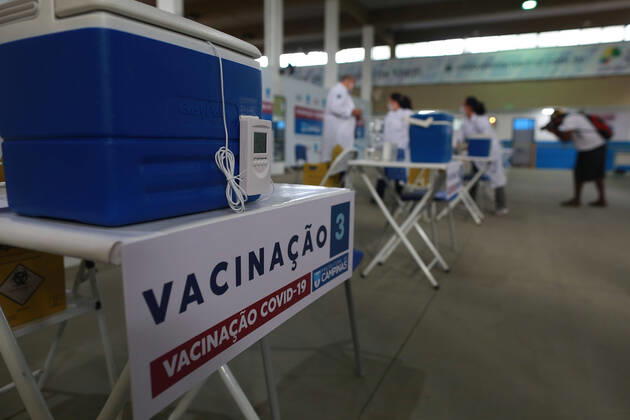 CAMPINAS, SP - 28.01.2021: CAMPINAS INICIA ETAPA DE VACINAÇÃO - Campinas in the interior of São Paulo started on Thursday 28 the second phase of vaccination against covid-19 for health professionals who are not on the direct front line for patients with coronavirus. The vaccination took place at the Idodoso& 39;s Living Center in Taquaral. x2025521x  LeandroxFerreira