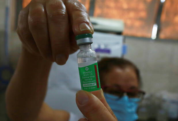 CAMPINAS, SP - 28.01.2021: CAMPINAS INICIA ETAPA DE VACINAÇÃO - Campinas in the interior of São Paulo started on Thursday 28 the second phase of vaccination against covid-19 for health professionals who are not on the direct front line for patients with coronavirus. The vaccination took place at the Idodoso& 39;s Living Center in Taquaral. x2025523x  LeandroxFerreira