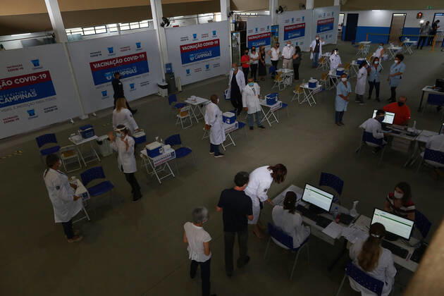 CAMPINAS, SP - 28.01.2021: CAMPINAS INICIA ETAPA DE VACINAÇÃO - Campinas in the interior of São Paulo started on Thursday 28 the second phase of vaccination against covid-19 for health professionals who are not on the direct front line for patients with coronavirus. The vaccination took place at the Idodoso& 39;s Living Center in Taquaral. x2025531x  LeandroxFerreira