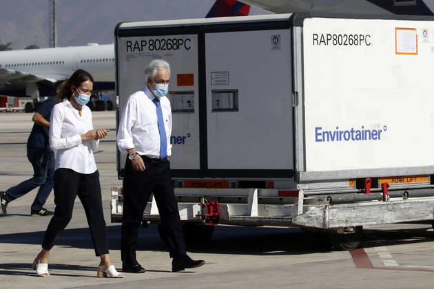 Santiago, January 28, 2021 The President of the Republic Sebastian Pinera together with the Ministers of Health Enrique Paris and Foreign Affairs Andres Allamand, receive almost 2 million doses of the Sinovac vaccine against Covid 19 at the Nuevo Pudahuel airport Javier Salvo Aton Chile, Santiago Chile Aton Chile 483868  Copyright: JAVIERxSALVO ATONxCHILE