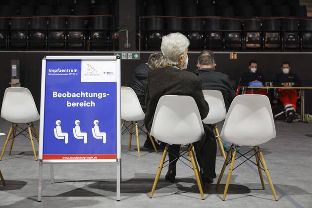 Impfzentrum Brandenburg an der Havel, DEU, 28.01.2021 - Nach der Impfung wartet eine Frau im Beobachtungsbereich des Impfzentrums Brandenburg an der Havel. Brandenburg an der Havel Brandenburg Deutschland