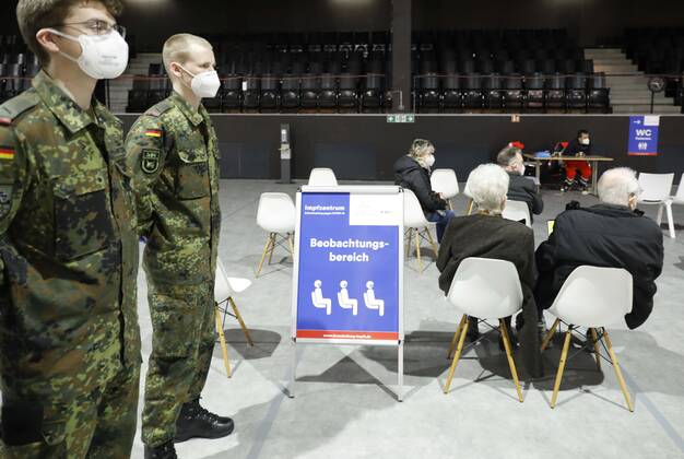 Impfzentrum Brandenburg an der Havel, DEU, 28.01.2021 -Impflinge warten nach der Impfung im Beobachtungsbereich des Impfzentrums Brandenburg an der Havel, Soldaten der Bundeswehr. Brandenburg an der Havel Brandenburg Deutschland