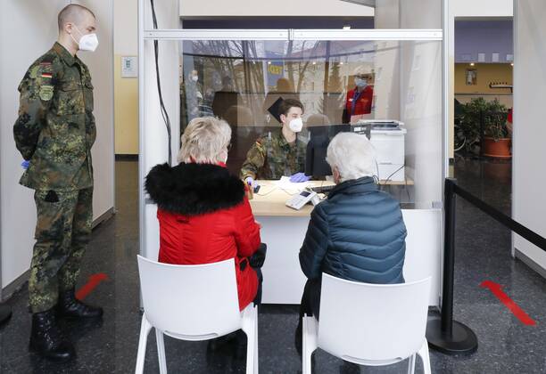 Impfzentrum Brandenburg an der Havel, DEU, 28.01.2021 - Soldaten der Bundeswehr registrieren Impflinge vor der Impfung im Impfzentrums Brandenburg an der Havel. Brandenburg an der Havel Brandenburg Deutschland