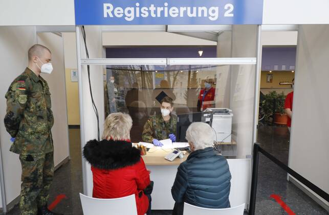 Impfzentrum Brandenburg an der Havel, DEU, 28.01.2021 - Soldaten der Bundeswehr registrieren Impflinge vor der Impfung im Impfzentrums Brandenburg an der Havel. Brandenburg an der Havel Brandenburg Deutschland
