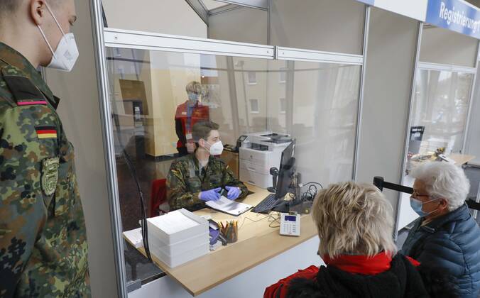 Impfzentrum Brandenburg an der Havel, DEU, 28.01.2021 - Soldaten der Bundeswehr registrieren Impflinge vor der Impfung im Impfzentrums Brandenburg an der Havel. Brandenburg an der Havel Brandenburg Deutschland
