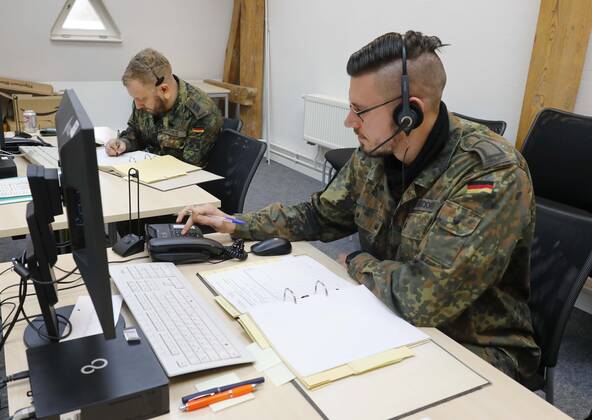 Callcenter Gesundheitsamt Brandenburg an der Havel, DEU, 28.01.2021 - Soldaten der Bundeswehr arbeiten im Callcenter eines Gesundheitsamtes. Die Soldaten fuehren Telefongespraeche mit an Covid19 Erkrankten und fragen unter anderem taeglich den Gesundheitszustand der Erkrankten ab. Brandenburg an der Havel Brandenburg Deutschland