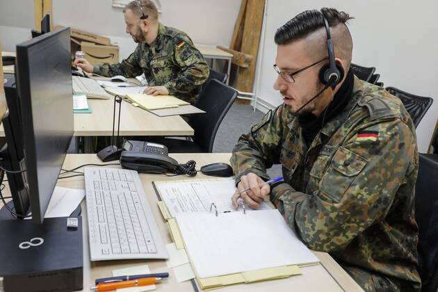 Callcenter Gesundheitsamt Brandenburg an der Havel, DEU, 28.01.2021 - Soldaten der Bundeswehr arbeiten im Callcenter eines Gesundheitsamtes. Die Soldaten fuehren Telefongespraeche mit an Covid19 Erkrankten und fragen unter anderem taeglich den Gesundheitszustand der Erkrankten ab. Brandenburg an der Havel Brandenburg Deutschland