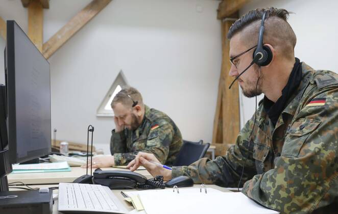 Callcenter Gesundheitsamt Brandenburg an der Havel, DEU, 28.01.2021 - Soldaten der Bundeswehr arbeiten im Callcenter eines Gesundheitsamtes. Die Soldaten fuehren Telefongespraeche mit an Covid19 Erkrankten und fragen unter anderem taeglich den Gesundheitszustand der Erkrankten ab. Brandenburg an der Havel Brandenburg Deutschland