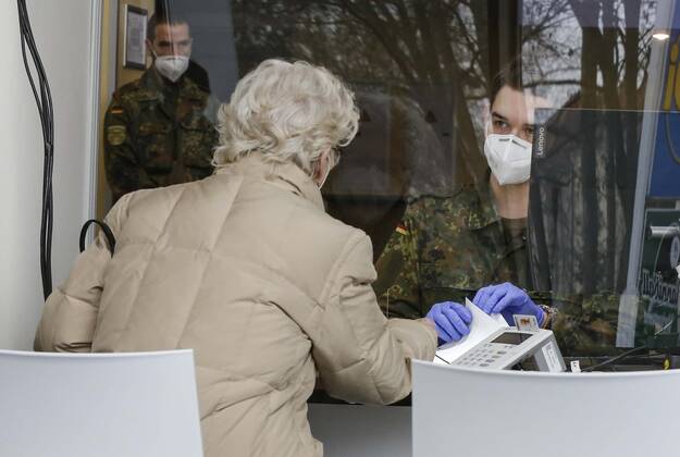 Impfzentrum Brandenburg an der Havel, DEU, 28.01.2021 - Soldaten der Bundeswehr registrieren Impflinge vor der Impfung im Impfzentrums Brandenburg an der Havel. Brandenburg an der Havel Brandenburg Deutschland