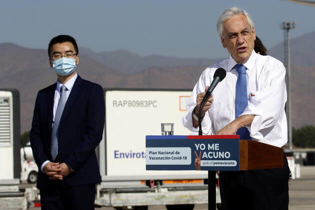 Santiago, January 28, 2021 The President of the Republic Sebastian Pinera together with the Ministers of Health Enrique Paris and Foreign Affairs Andres Allamand, receive almost 2 million doses of the Sinovac vaccine against Covid 19 at the Nuevo Pudahuel airport Javier Salvo Aton Chile, Santiago Chile Aton 483900  Copyright: JAVIERxSALVO ATONxCHILE