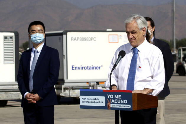 Santiago, 28 January 2021 The President of the Republic Sebastian Pinera together with the Ministers of Health Enrique Paris and Foreign Affairs Andres Allamand, receive almost 2 million doses of the Sinovac vaccine against Covid 19 at the Nuevo Pudahuel airport Javier Salvo Aton Chile, Santiago Chile Aton Chile 483901  Copyright: JAVIERxSALVO ATONxCHILE