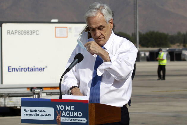 Santiago, January 28, 2021 The President of the Republic Sebastian Pinera together with the Ministers of Health Enrique Paris and Foreign Affairs Andres Allamand, receive almost 2 million doses of the Sinovac vaccine against Covid 19 at the Nuevo Pudahuel airport Javier Salvo Aton Chile, Santiago Chile Aton 483902  Copyright: JAVIERxSALVO ATONxCHILE