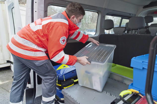 Mitarbeiter des DRK läd Impf-Materialien ein Leitstand für die mobilen Impfteams des Deutsche Rote Kreuz, Kreisverband Hamburg-Harburg e.V DRK mobile Impfteams Corona-Pandemie Coronavirus COVID-19-Pandemie COVID-19 Epidemie Coronapandemie Coronavirus SARS-CoV-2 Covid 19 Covid-19 Hamburg Hamburg Deutschland Germany Copyright: xAchimxDuwentästerx