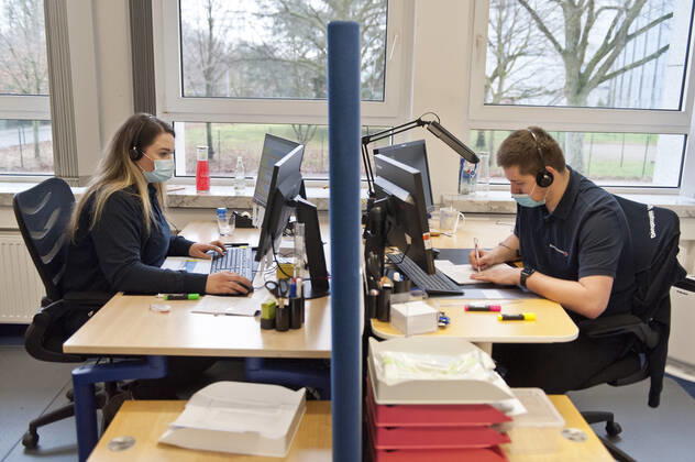 Telefonzentrale des DRK Leitstelle für mobile Impfteams Leitstand für die mobilen Impfteams des Deutsche Rote Kreuz, Kreisverband Hamburg-Harburg e.V DRK mobile Impfteams Corona-Pandemie Coronavirus COVID-19-Pandemie COVID-19 Epidemie Coronapandemie Coronavirus SARS-CoV-2 Covid 19 Covid-19 Hamburg Hamburg Deutschland Germany Copyright: xAchimxDuwentästerx