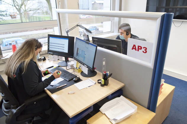 Telefonzentrale des DRK Leitstelle für mobile Impfteams Leitstand für die mobilen Impfteams des Deutsche Rote Kreuz, Kreisverband Hamburg-Harburg e.V DRK mobile Impfteams Corona-Pandemie Coronavirus COVID-19-Pandemie COVID-19 Epidemie Coronapandemie Coronavirus SARS-CoV-2 Covid 19 Covid-19 Hamburg Hamburg Deutschland Germany Copyright: xAchimxDuwentästerx