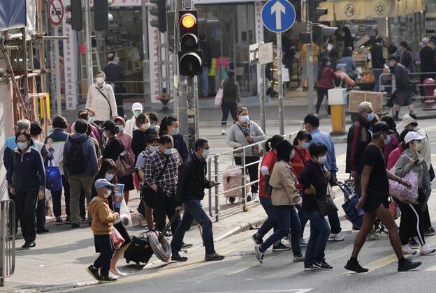(210128) -- HONG KONG, Jan. 28, 2021 -- People wearing face masks walk on a street in Hung Hom, Hong Kong, south China, Jan. 28, 2021. Hong Kong s Center for Health Protection (CHP) reported 39 additional confirmed cases of COVID-19 on Thursday, taking its total tally to 10,321. ) CHINA-HONG KONG-COVID-19-CASES (CN) WangxShen
